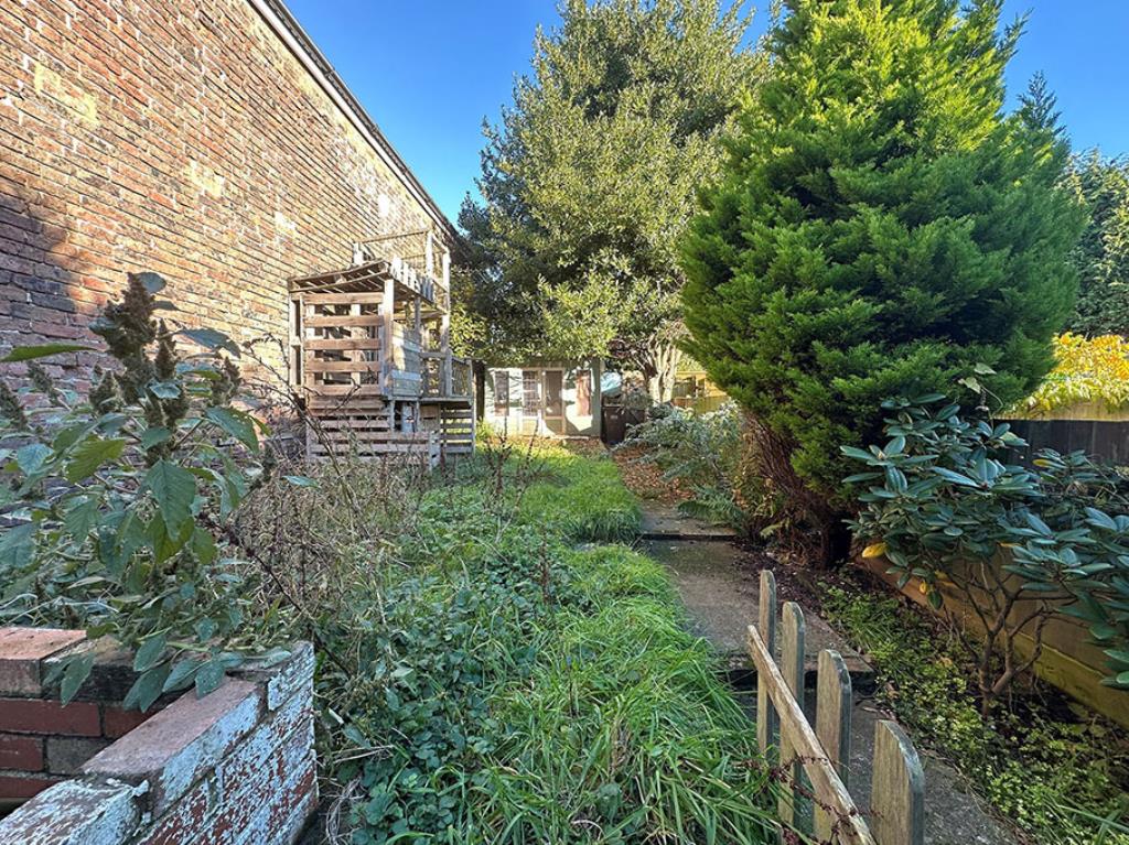 Lot: 79 - TWO-BEDROOM GROUND FLOOR FLAT WITH GARDEN - Garden